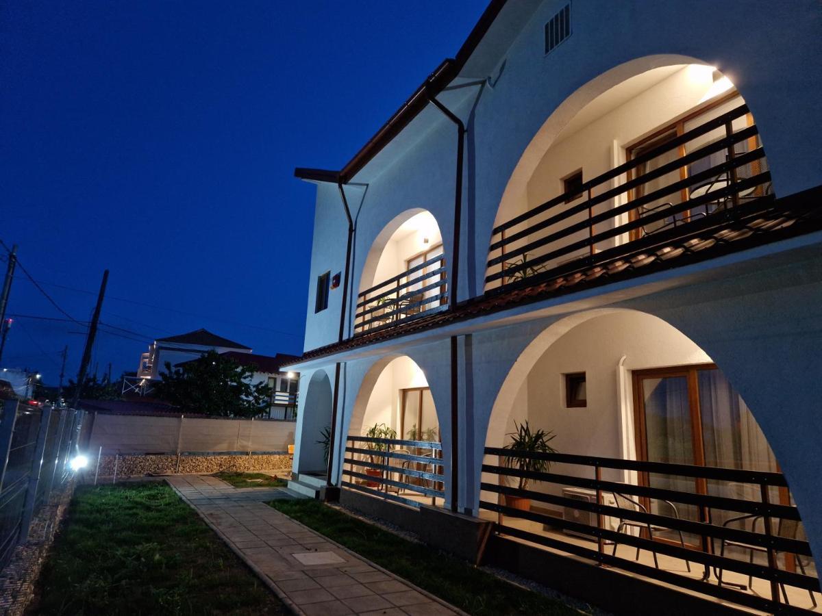 Yuka Hotel Vama Veche Buitenkant foto
