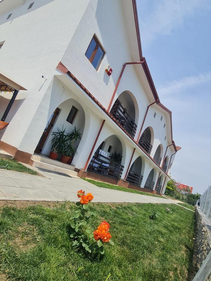 Yuka Hotel Vama Veche Buitenkant foto